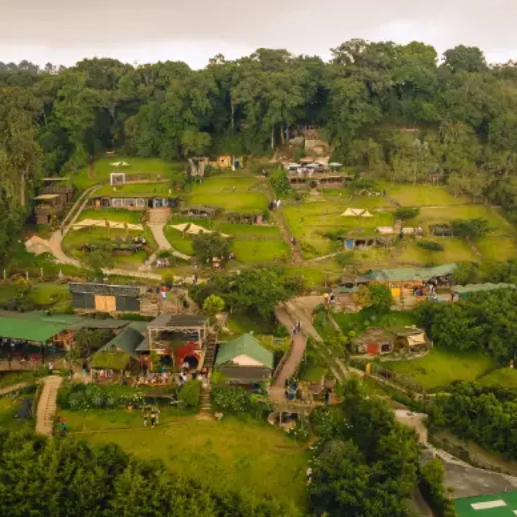 Parque Hobbitenango en las montañas de Guatemala con casa temática y paisaje verde