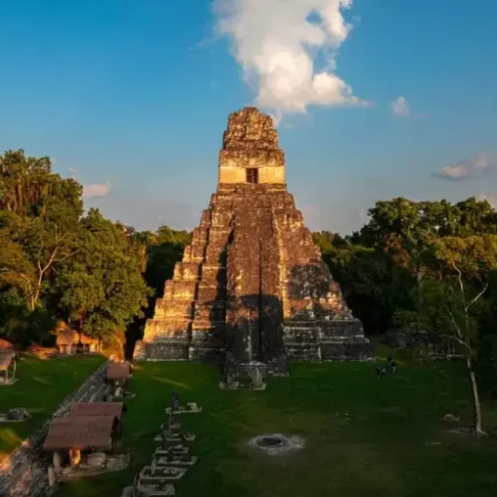 Templo I de Tikal en Petén Guatemala entre la selva tropical al amanecer