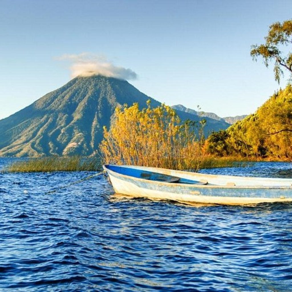 Lago Atitlán rodeado de volcanes San Pedro y Tolimán en Guatemala