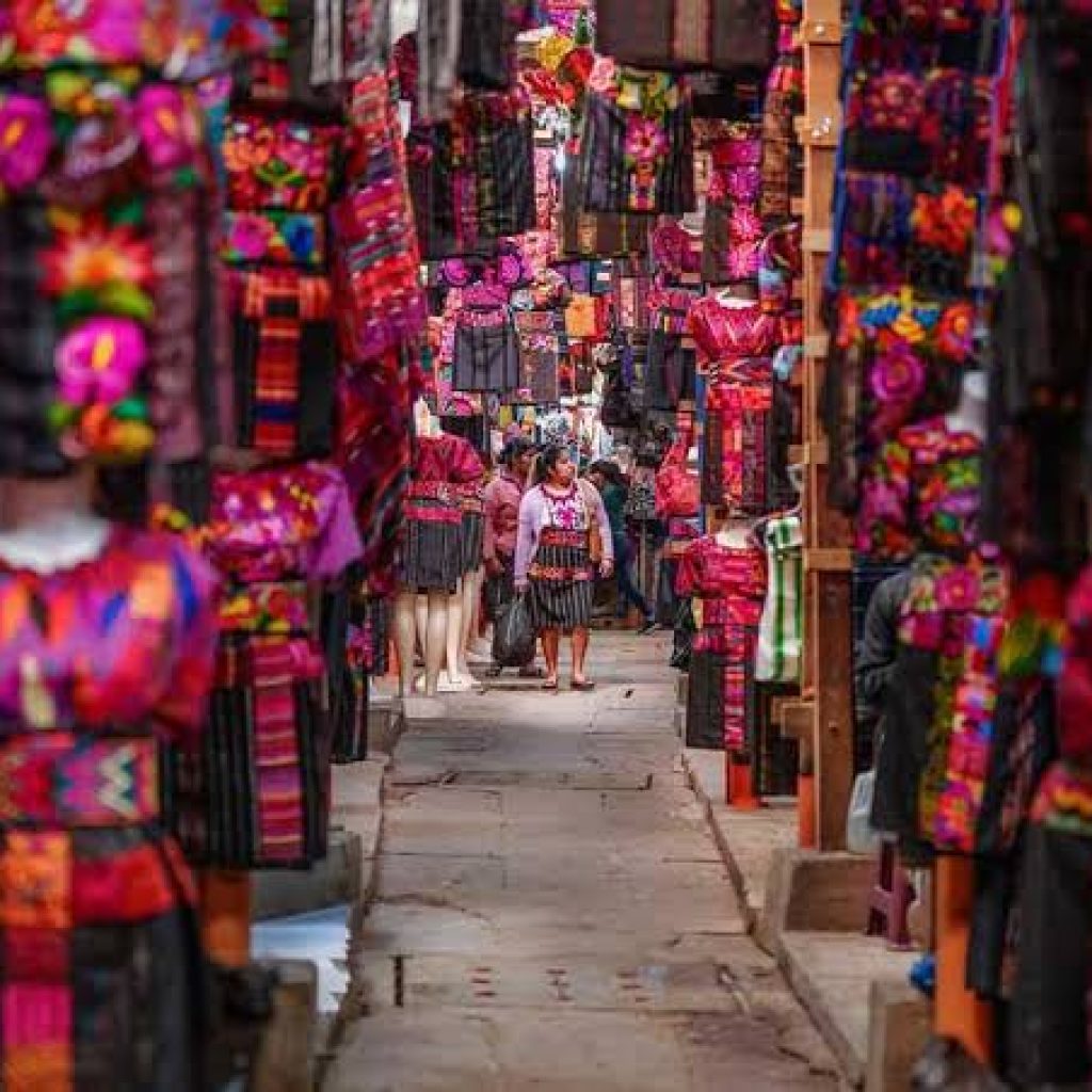 Chichicastenango Mercado indígena de Chichicastenango con textiles y artesanías mayas coloridas